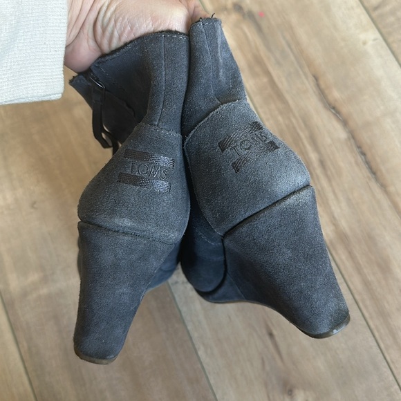 Toms Dark Gray Suede High Desert Wedge Booties Sz 8.5 - Picture 4 of 7